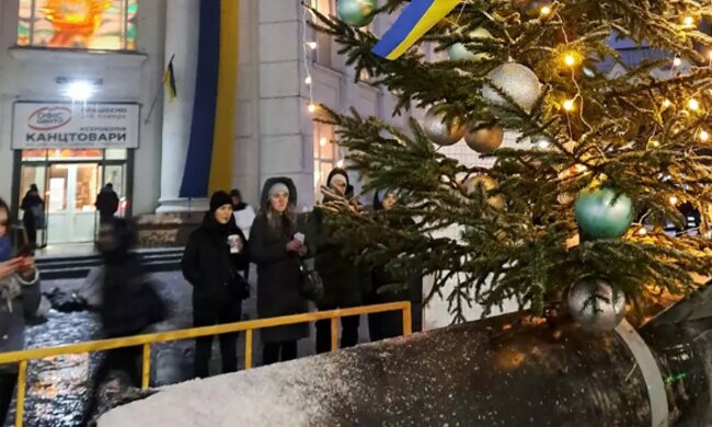 У Хмельницькому встановили ялинку на уламку ворожої ракети, кадри: "Символ нашої сили"