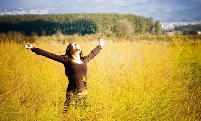 на природе, радость, погода, теплая осень, поле, солнце