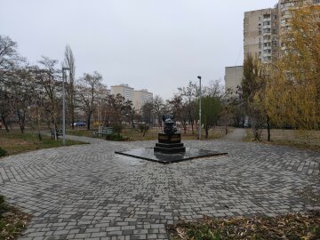 В Одессе на памятник маршалу Жукову взгромоздили унитаз: кадры с места