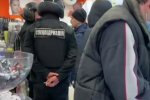 Терпение лопнуло: в Харькове покупателя без маски силой вывел спецназ из магазина, видео
