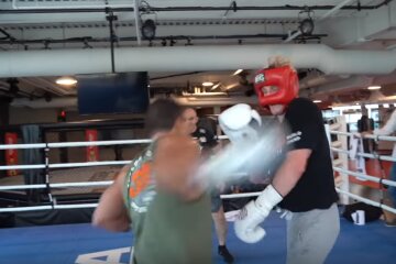 Боєць UFC брутально нокаутував зірку YouTube, відео: "шолом не допоміг"