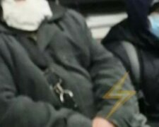 "Страна должна знать героев!": харьковчане разнесли пассажира метро в "оригинальной" маске, фото