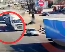 "Протащил женщину несколько метров": момент жуткой аварии с фурой в Днепре попал на видео