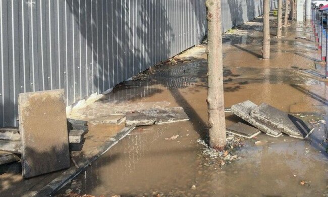 Центр Дніпра пішов під воду, фото: водіїв попереджають про небезпеку