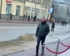 Киевский Подол залило канализационными водами: кадры с места ЧП