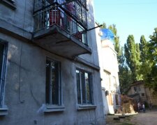 На Тернопольщине рухнул балкон с людьми: фото с места ЧП