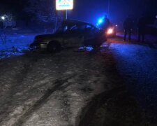 На Киевщине водитель влетел в электроопору, пострадали 16-летние девушки: фото с места аварии