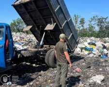Масове звалище посеред поля під Білою Церквою: екоінспектори піймали порушників на гарячому