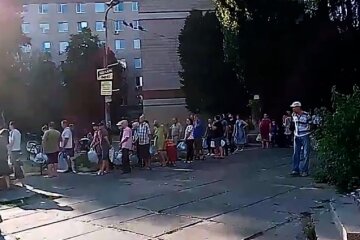 Частина Києва залишилася без води: біля бюветів шикуються величезні черги, кадри