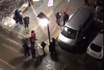Девушка выпала из окна съемной квартиры в жилом городке под Одессой: трагическое видео