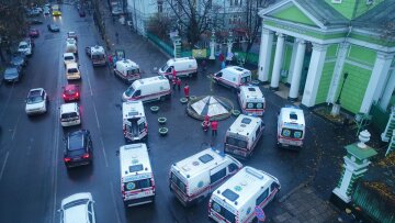 "Не больница, а морг": скорые выстроились в огромную очередь в Одессе, кадры