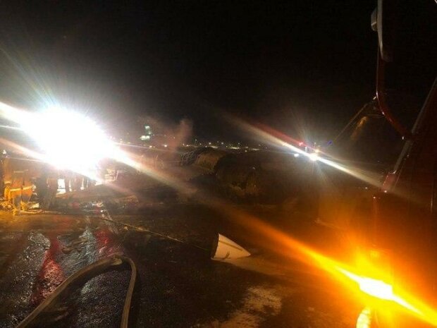 Самолет Минздрава с врачами рухнул и взорвался в аэропорту: кадры и детали огненной катастрофы
