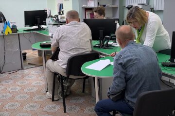 Денежная помощь для пенсионеров в Днепропетровской области