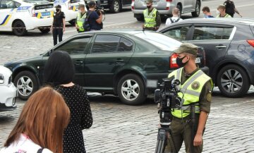 Захоплення в заручники в центрі Києва: злочинець висунув вимоги, перші кадри