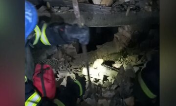 Ракетный удар по Запорожью: под завалами оказалась целая семья, видео