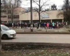 Масштабная угроза взрыва в Одессе, детей срочно вывели на улицу: кадры происходящего