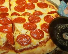 Працівник піцерії показав, як непомітно крадуть частину піци у клієнтів: відео