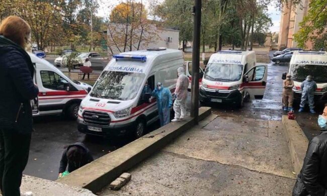 Чергу зі швидких у Харкові показали в мережі, фото: "зайнято 90% місць"