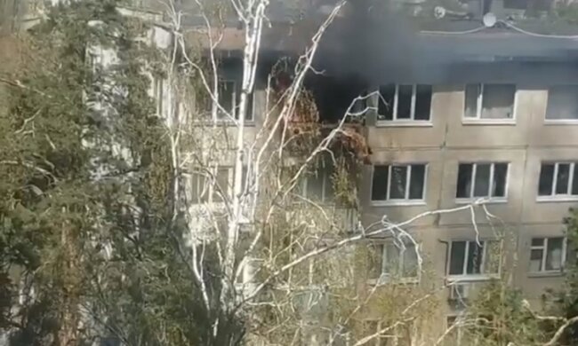 Мощный пожар охватил жилой дом в Киеве, есть пострадавшие: кадры ЧП
