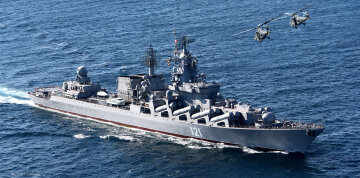ЗСУ завдали удару по "Москві": російський ракетний крейсер горить у Чорному морі