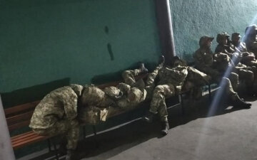 "Не нашли места для ночевки": украинских воинов цинично бросили на вокзале