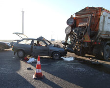 На трассе Днепр-Кривой Рог легковушка врезалась в грузовик: есть погибшие, фото с места