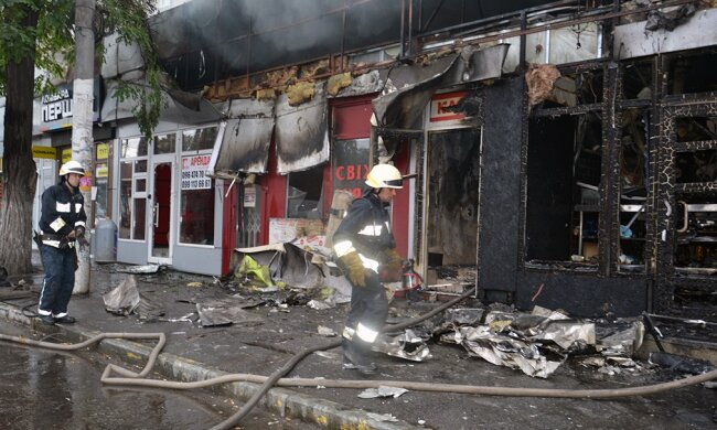 У центрі Дніпра спалахнула масштабна пожежа, кадри: вогонь охопив кафе і павільйони