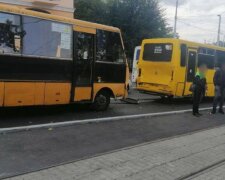 В Одесі зіткнулися маршрутки з пасажирами, постраждалих розвозять швидкі: кадри аварії