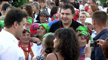 Саакашвили  танцевал и раздавал велосипеды в Кодыме (фото, видео)