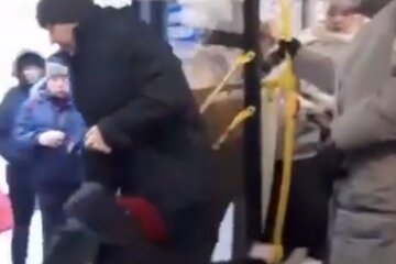 "Куда вы суётесь?": пенсионерку в РФ силой выкинули из автобуса за критику армии, видео