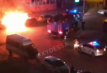 Череда поджогов пронеслась по Одессе, массово горит имущество: кадры с места ЧП