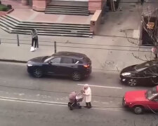 Украинцев возмутила бабушка с коляской на проезжей части: "говорила по телефону"