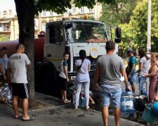 Отключение воды обернулось коллапсом в Одессе, жители в гневе: "Это безобразие", видео
