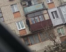 Харків'янин вирішив потрапити додому через балкон, забравшись на висоту: божевільні кадри