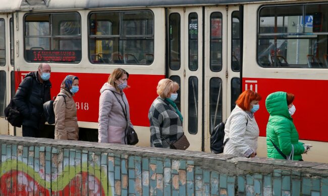 В Україні запускають транспорт і не тільки: термінова заява МОЗ