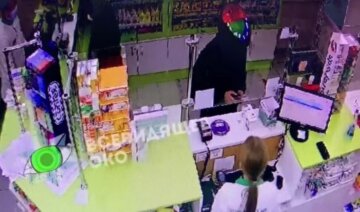 Переполох у київській аптеці: кур'єр влаштував дебош і потрапив на відео