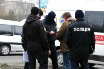 У Харкові чоловік накинувся на патрульних зі зброєю: кадри сутички