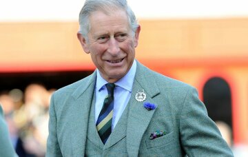 Принц Чарльз засветился в компании знаменитой супермодели: принимал поздравления
