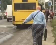 "Найкращому транспорту - бути": автобус ледь не розвалився на частини в Києві, відео