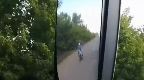 Водители проклинают раздолбанную дорогу под Днепром, видео: "На велосипеде быстрее"