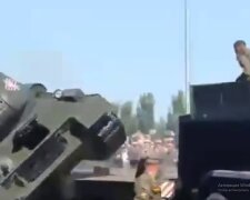"Прикидається мертвим, щоб не їхати в Україну": у Мережі обговорюють кумедне відео з танком рф