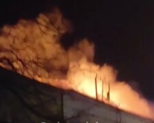 В Одесі пожежа охопила баню, кадри НП: "вогонь погрожував перекинутися на житловий будинок"