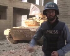 За спиной журналиста «Аль-Джазиры» взорвался танк (видео)