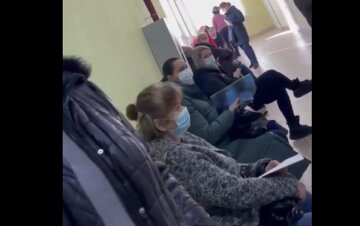 Всего два врача на район: огромные очереди в поликлинике Одессы показали на видео
