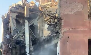 Подъезд жилого дома «сложился» после атаки: названо количество жертв