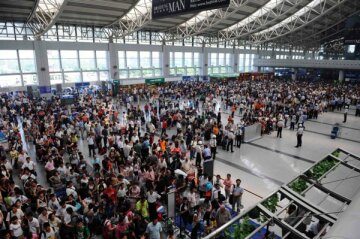 У китайському аеропорту через непогоду застрягли вісім тисяч пасажирів