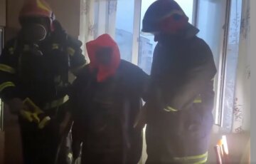 В Хмельницком во время пожара в квартире далось спасти четверых взрослых и младенца: просят быть осторожнее