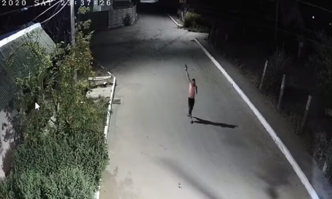 Мужчина с оружием открыл огонь под Одессой, полиция бездействует: появилось видео