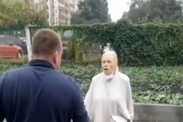 Київський маршрутник нахабно викинув пенсіонерку з салону, відео: "Я не повезу"