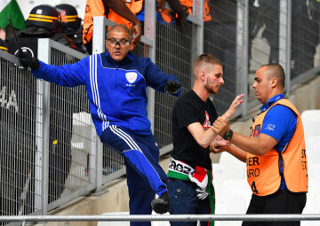 epa05375225 Hungarian supporters clash with police (blue) in the stands before the UEFA EURO 2016 group F preliminary round match between Iceland and Hungary at Stade Velodrome in Marseille, France, 18 June 2016. (RESTRICTIONS APPLY: For editorial news reporting purposes only. Not used for commercial or marketing purposes without prior written approval of UEFA. Images must appear as still images and must not emulate match action video footage. Photographs published in online publications (whether via the Internet or otherwise) shall have an interval of at least 20 seconds between the posting.)  EPA/PETER POWELL   EDITORIAL USE ONLY
